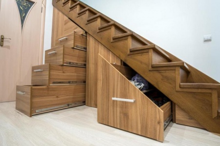 Am&eacute;nagement sous escalier : id&eacute;es pour optimiser l'espace
